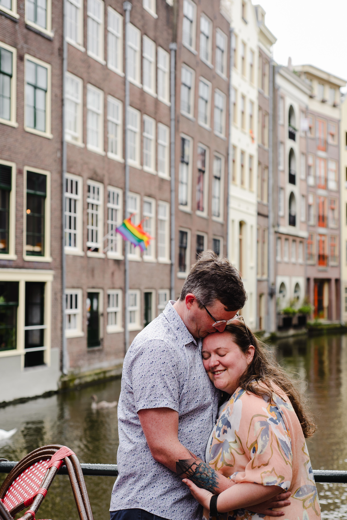 couple photo session walking in amsterdam, guided tour with photographer that knows amsterdam history, amsterdam photographer, couple photo session