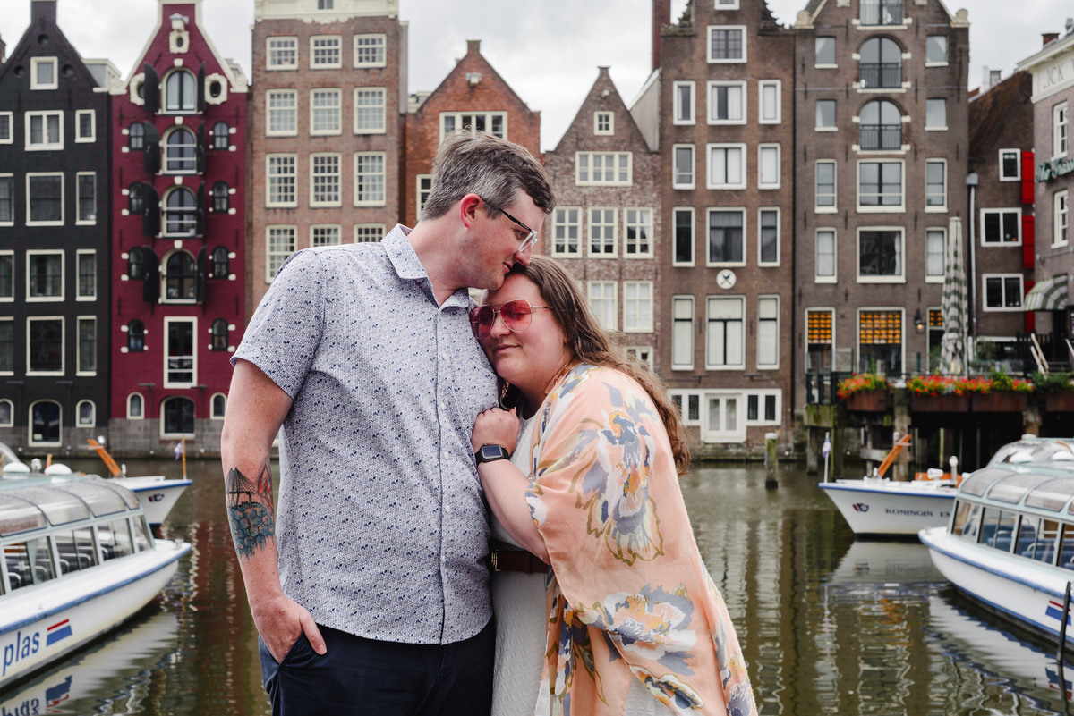 couple photo session walking in amsterdam, guided tour with photographer that knows amsterdam history, amsterdam photographer, couple photo session