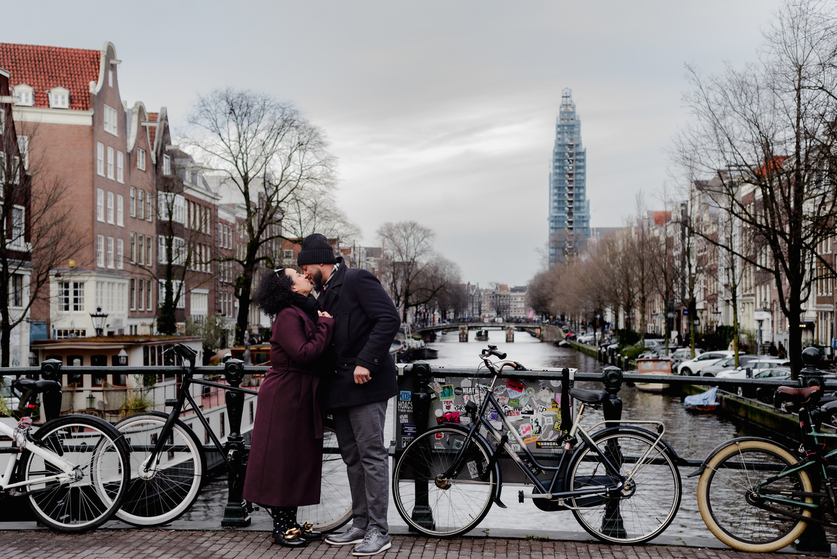 Engagement session, engagement proposal, secret engagement proposal in Amsterdam, proposal expert, getting engaged in Amsterdam, proposing in Amsterdam, engagement ring, proposal story, vacation photographer, Amsterdam, couple photo session