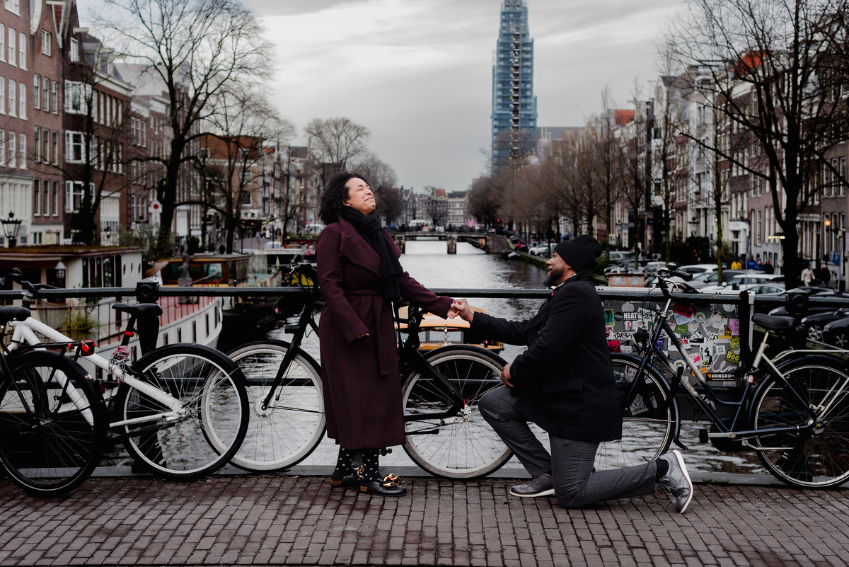 Engagement session, engagement proposal, secret engagement proposal in Amsterdam, proposal expert, getting engaged in Amsterdam, proposing in Amsterdam, engagement ring, proposal story, vacation photographer, Amsterdam, couple photo session