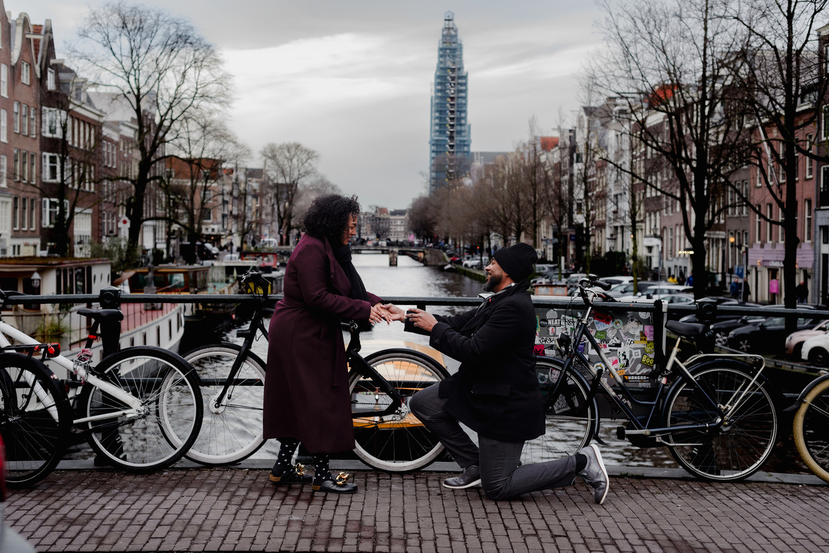 Engagement session, engagement proposal, secret engagement proposal in Amsterdam, proposal expert, getting engaged in Amsterdam, proposing in Amsterdam, engagement ring, proposal story, vacation photographer, Amsterdam, couple photo session