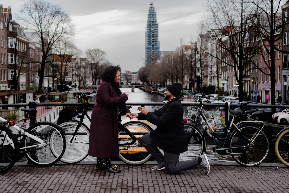 Engagement session, engagement proposal, secret engagement proposal in Amsterdam, proposal expert, getting engaged in Amsterdam, proposing in Amsterdam, engagement ring, proposal story, vacation photographer, Amsterdam, couple photo session