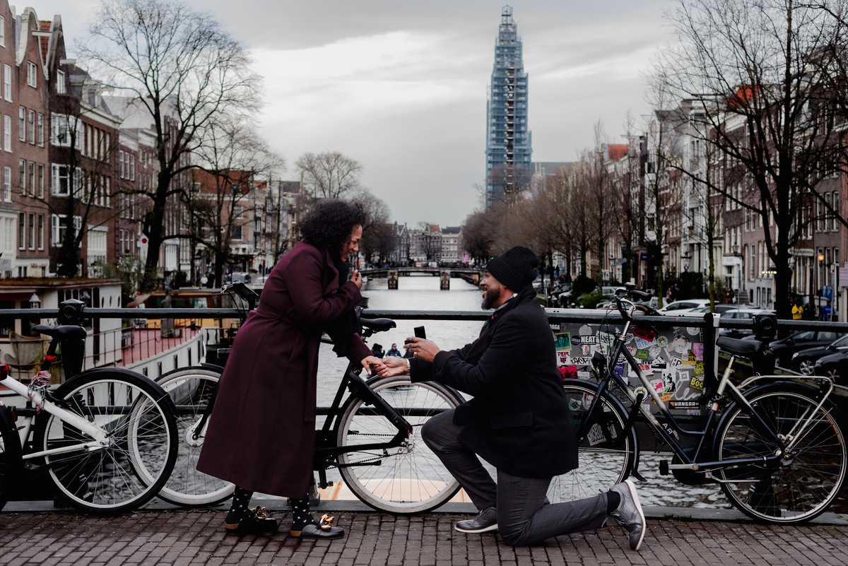 Engagement session, engagement proposal, secret engagement proposal in Amsterdam, proposal expert, getting engaged in Amsterdam, proposing in Amsterdam, engagement ring, proposal story, vacation photographer, Amsterdam, couple photo session