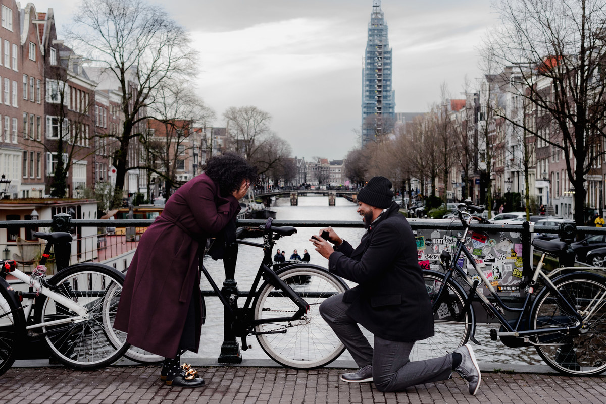 Engagement session, engagement proposal, secret engagement proposal in Amsterdam, proposal expert, getting engaged in Amsterdam, proposing in Amsterdam, engagement ring, proposal story, vacation photographer, Amsterdam, couple photo session