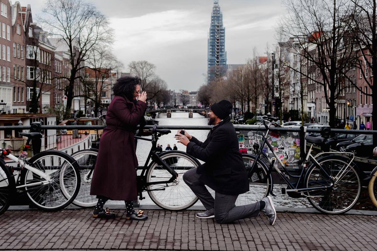 Engagement session, engagement proposal, secret engagement proposal in Amsterdam, proposal expert, getting engaged in Amsterdam, proposing in Amsterdam, engagement ring, proposal story, vacation photographer, Amsterdam, couple photo session