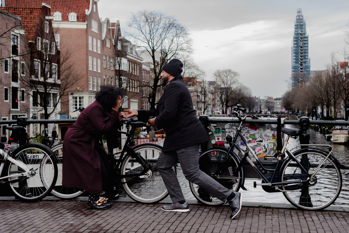 Engagement session, engagement proposal, secret engagement proposal in Amsterdam, proposal expert, getting engaged in Amsterdam, proposing in Amsterdam, engagement ring, proposal story, vacation photographer, Amsterdam, couple photo session