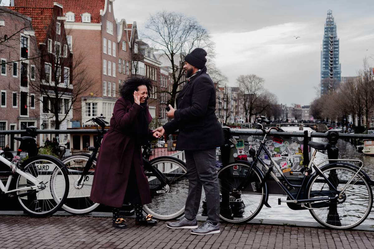 Engagement session, engagement proposal, secret engagement proposal in Amsterdam, proposal expert, getting engaged in Amsterdam, proposing in Amsterdam, engagement ring, proposal story, vacation photographer, Amsterdam, couple photo session