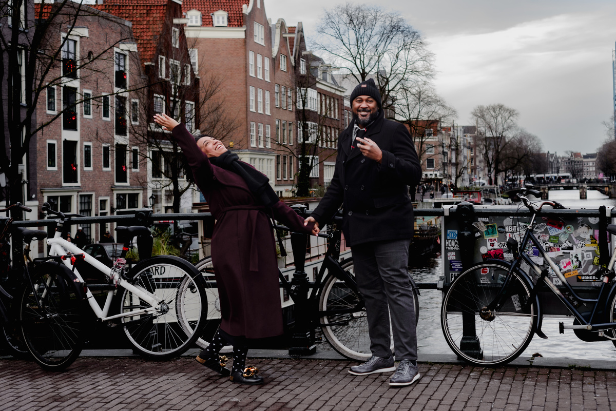 Engagement session, engagement proposal, secret engagement proposal in Amsterdam, proposal expert, getting engaged in Amsterdam, proposing in Amsterdam, engagement ring, proposal story, vacation photographer, Amsterdam, couple photo session