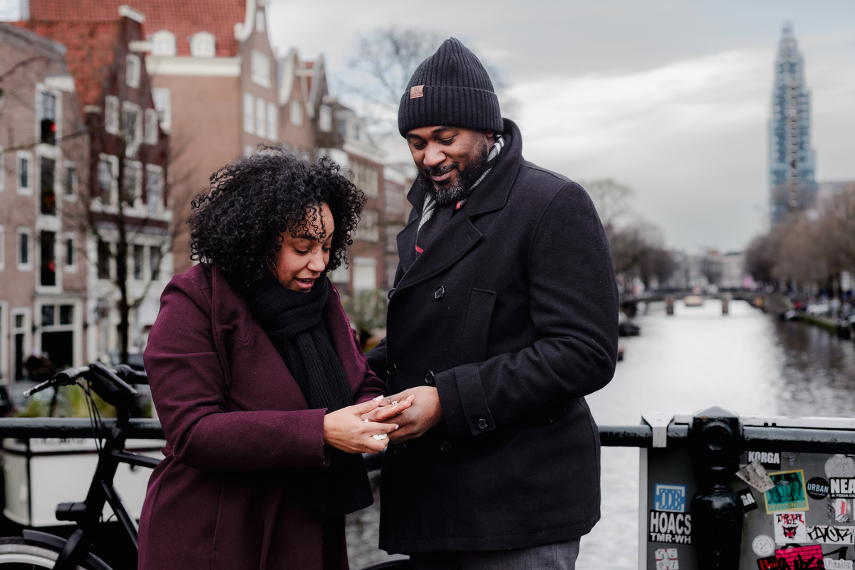 Engagement session, engagement proposal, secret engagement proposal in Amsterdam, proposal expert, getting engaged in Amsterdam, proposing in Amsterdam, engagement ring, proposal story, vacation photographer, Amsterdam, couple photo session