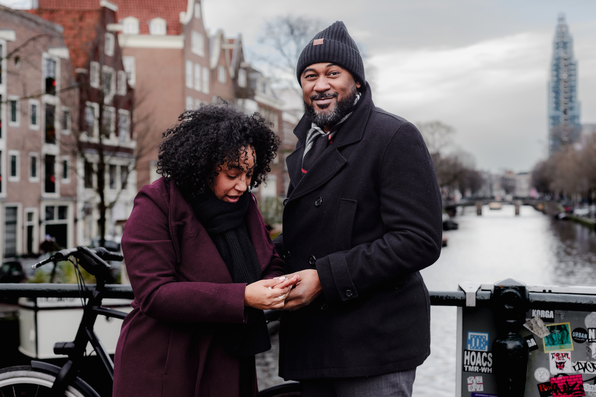 Engagement session, engagement proposal, secret engagement proposal in Amsterdam, proposal expert, getting engaged in Amsterdam, proposing in Amsterdam, engagement ring, proposal story, vacation photographer, Amsterdam, couple photo session