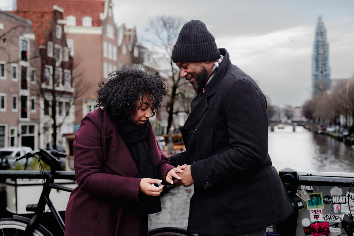 Engagement session, engagement proposal, secret engagement proposal in Amsterdam, proposal expert, getting engaged in Amsterdam, proposing in Amsterdam, engagement ring, proposal story, vacation photographer, Amsterdam, couple photo session