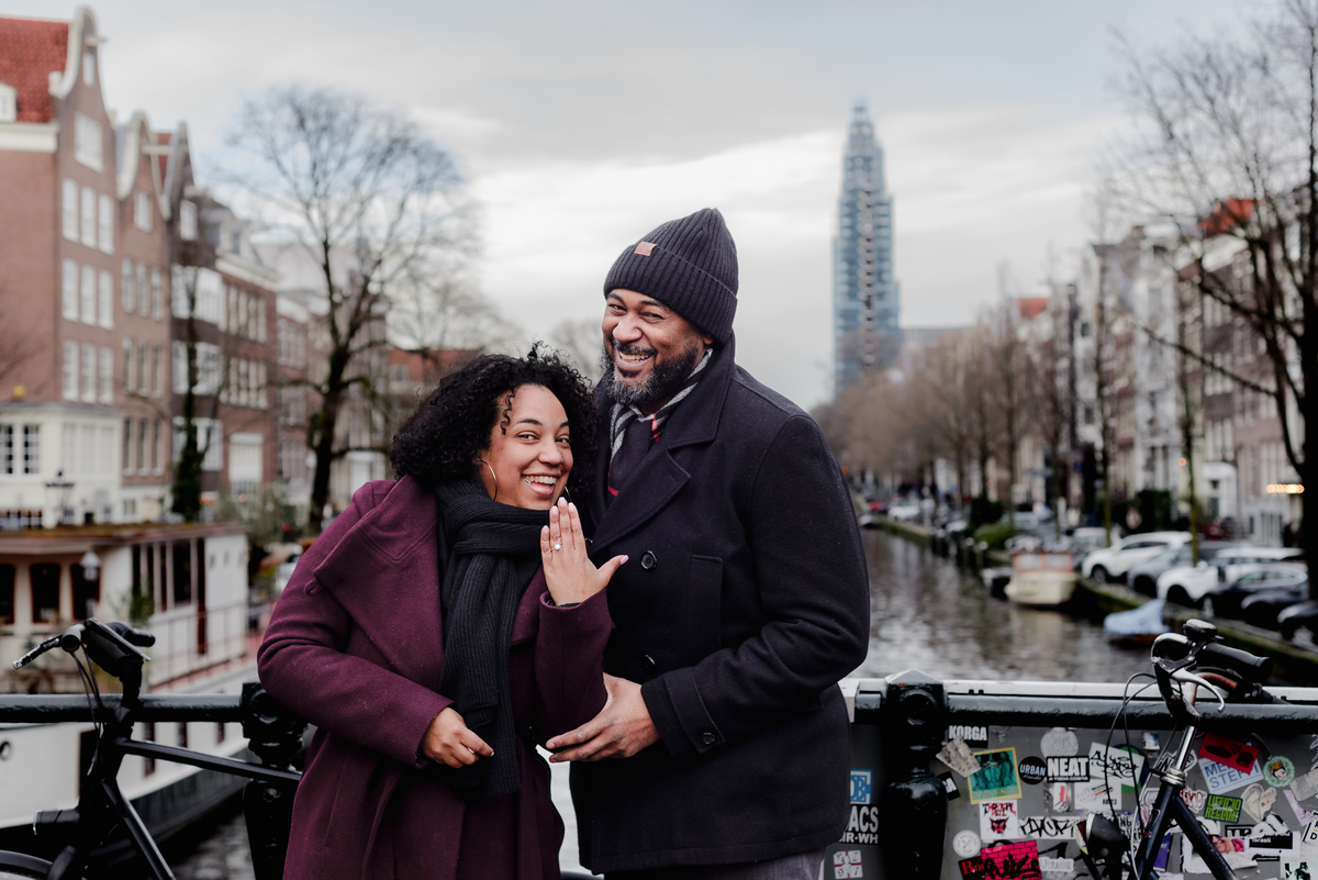 Engagement session, engagement proposal, secret engagement proposal in Amsterdam, proposal expert, getting engaged in Amsterdam, proposing in Amsterdam, engagement ring, proposal story, vacation photographer, Amsterdam, couple photo session