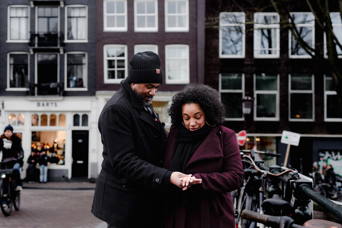 Engagement session, engagement proposal, secret engagement proposal in Amsterdam, proposal expert, getting engaged in Amsterdam, proposing in Amsterdam, engagement ring, proposal story, vacation photographer, Amsterdam, couple photo session