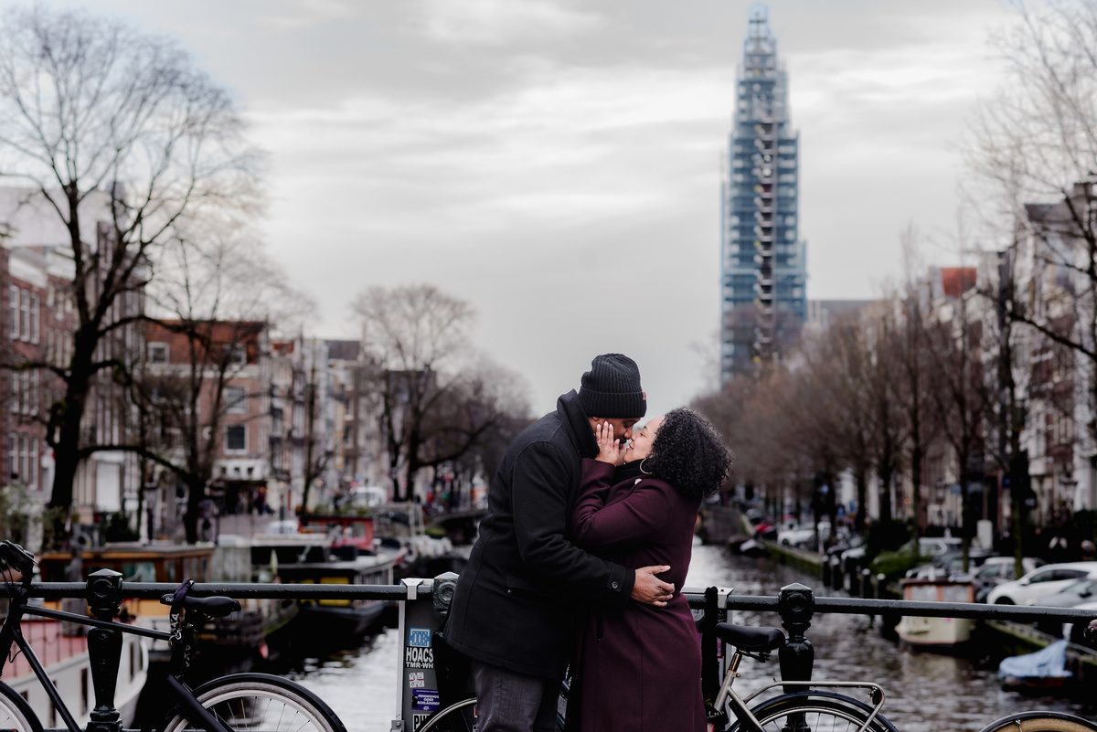 Engagement session, engagement proposal, secret engagement proposal in Amsterdam, proposal expert, getting engaged in Amsterdam, proposing in Amsterdam, engagement ring, proposal story, vacation photographer, Amsterdam, couple photo session