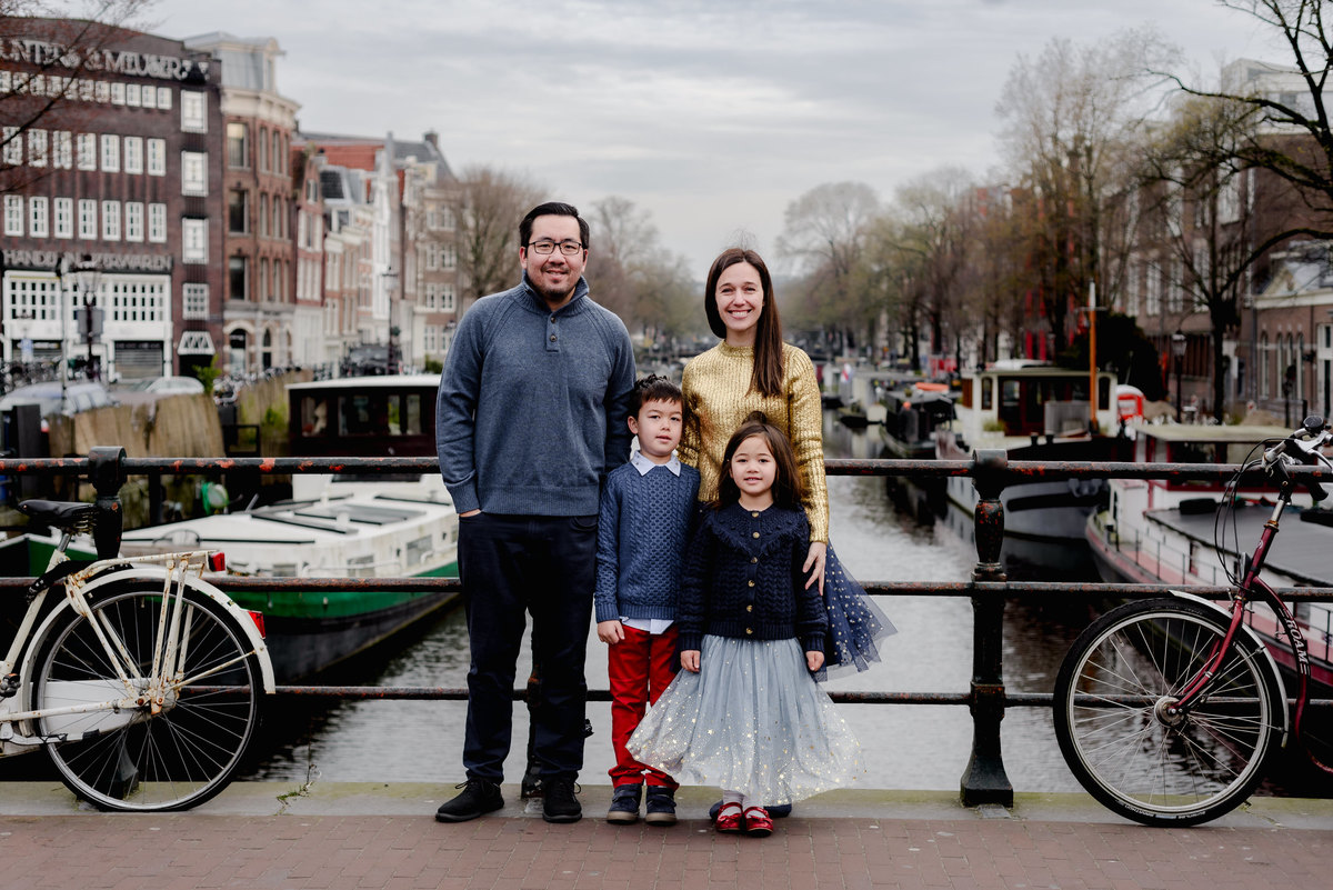 Flytographer session in Amsterdam for a family in Jordaan with tulips, canals, bridges, bikes. Vacation photographer in Amsterdam