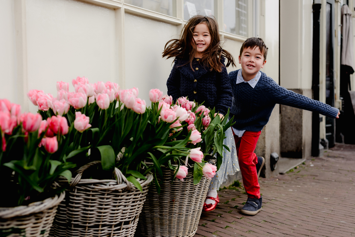 Flytographer session in Amsterdam for a family in Jordaan with tulips, canals, bridges, bikes. Vacation photographer in Amsterdam