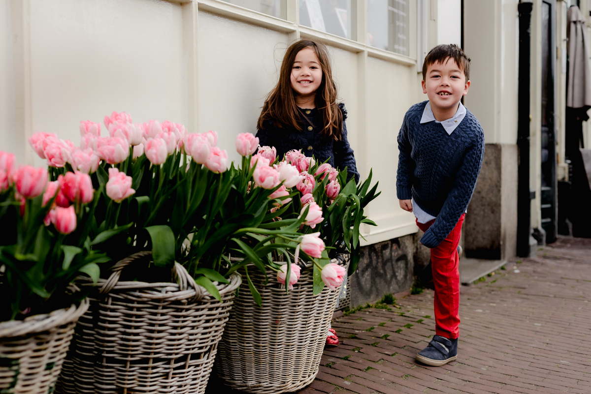Flytographer session in Amsterdam for a family in Jordaan with tulips, canals, bridges, bikes. Vacation photographer in Amsterdam