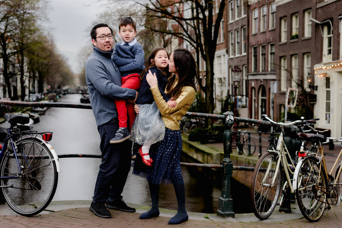 Flytographer session in Amsterdam for a family in Jordaan with tulips, canals, bridges, bikes. Vacation photographer in Amsterdam