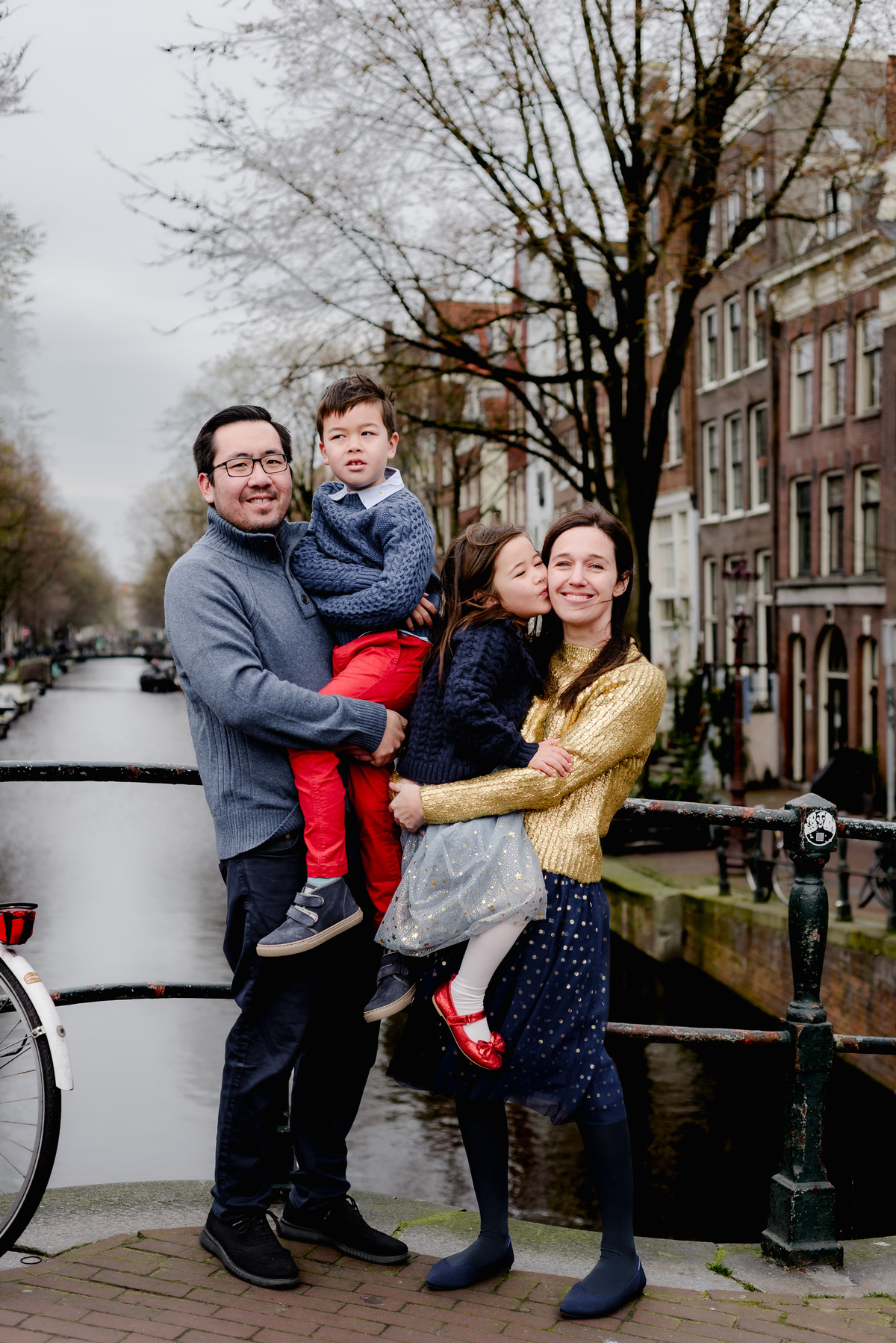 Flytographer session in Amsterdam for a family in Jordaan with tulips, canals, bridges, bikes. Vacation photographer in Amsterdam