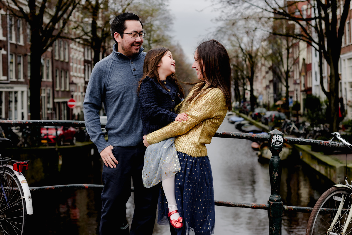 Flytographer session in Amsterdam for a family in Jordaan with tulips, canals, bridges, bikes. Vacation photographer in Amsterdam
