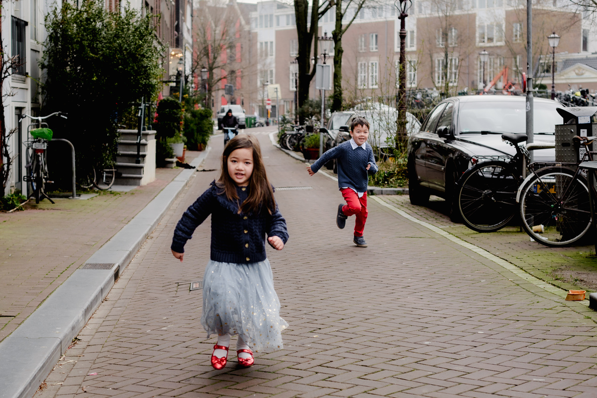 Flytographer session in Amsterdam for a family in Jordaan with tulips, canals, bridges, bikes. Vacation photographer in Amsterdam
