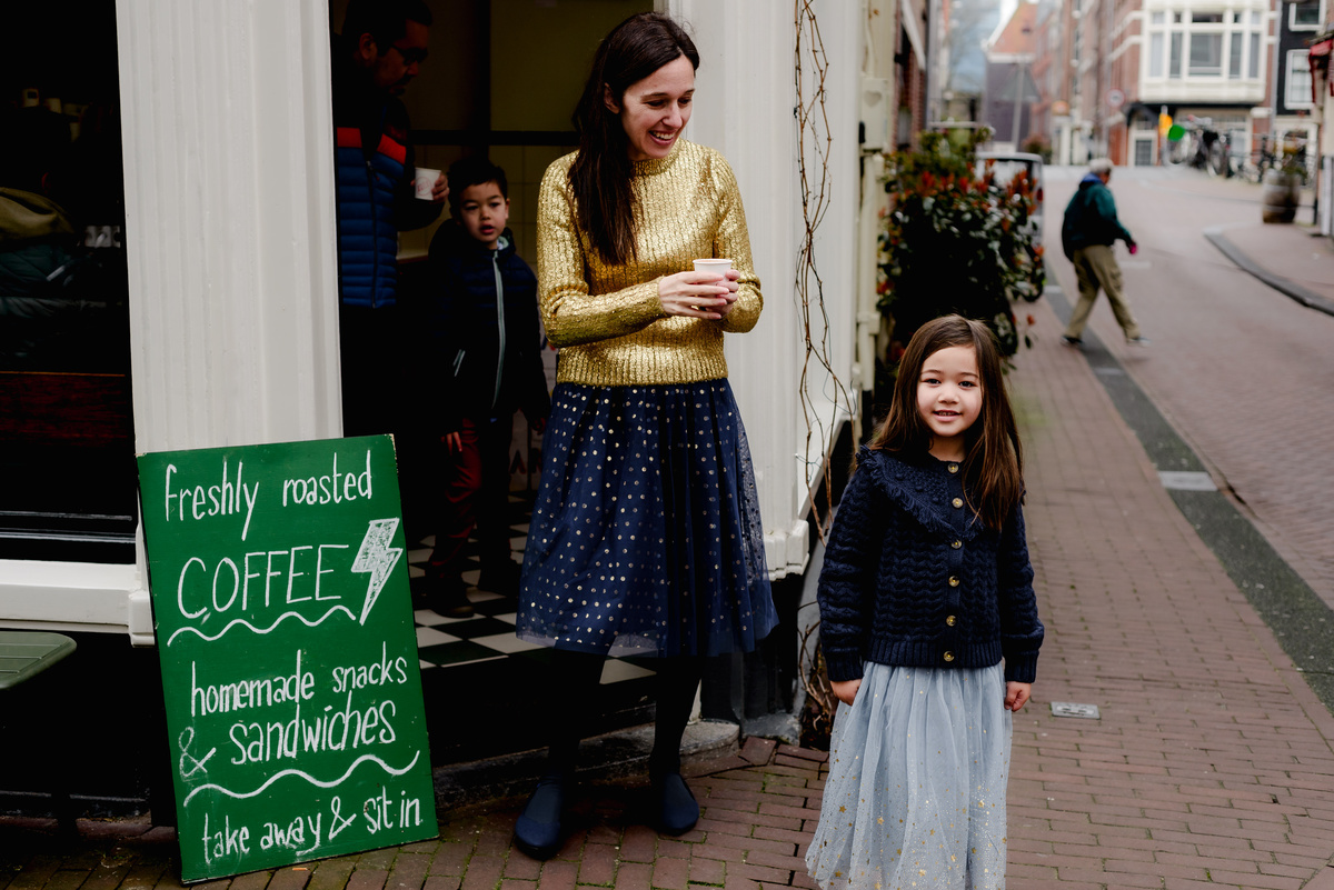 Flytographer session in Amsterdam for a family in Jordaan with tulips, canals, bridges, bikes. Vacation photographer in Amsterdam