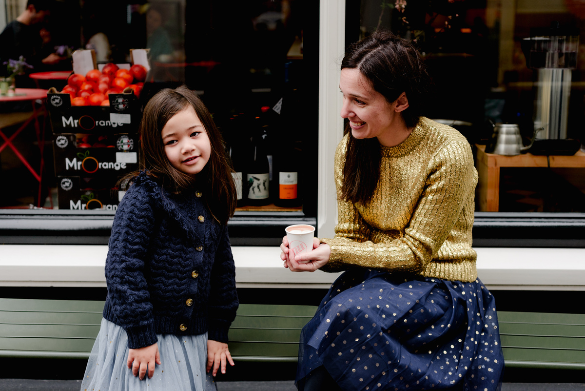 Flytographer session in Amsterdam for a family in Jordaan with tulips, canals, bridges, bikes. Vacation photographer in Amsterdam