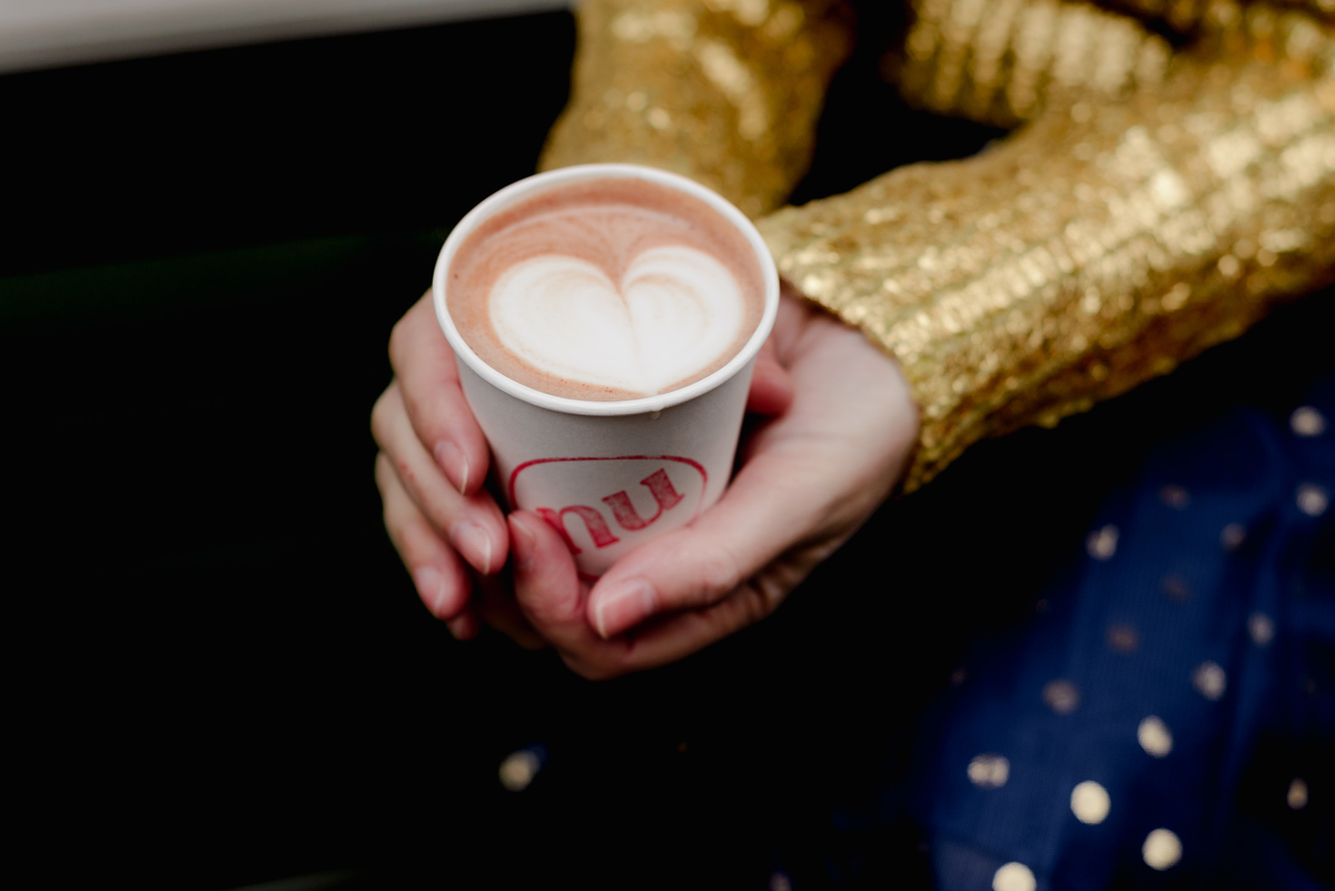 Flytographer session in Amsterdam for a family in Jordaan with tulips, canals, bridges, bikes. Vacation photographer in Amsterdam