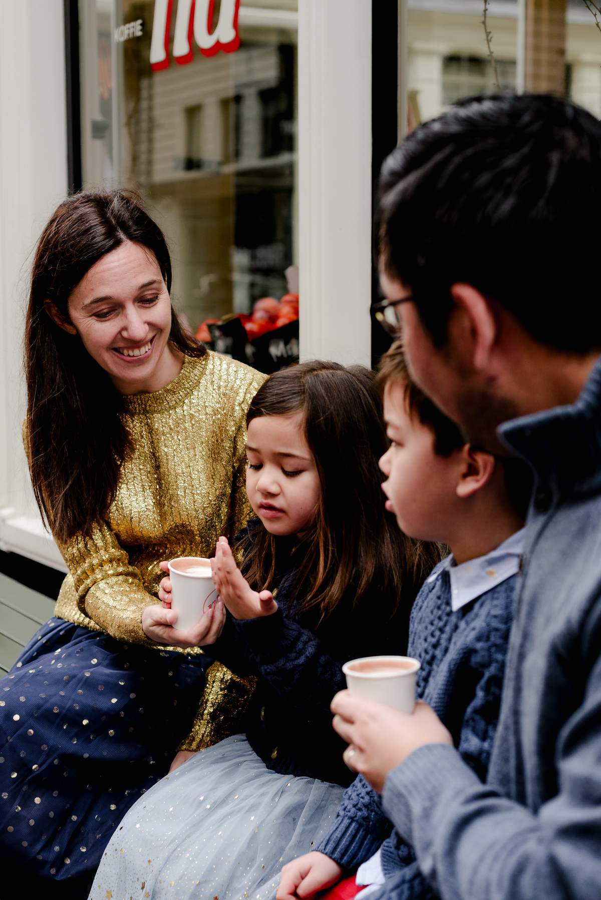 Flytographer session in Amsterdam for a family in Jordaan with tulips, canals, bridges, bikes. Vacation photographer in Amsterdam