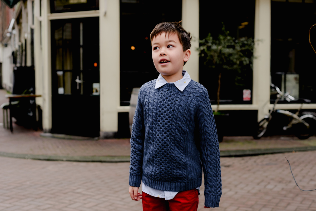 Flytographer session in Amsterdam for a family in Jordaan with tulips, canals, bridges, bikes. Vacation photographer in Amsterdam