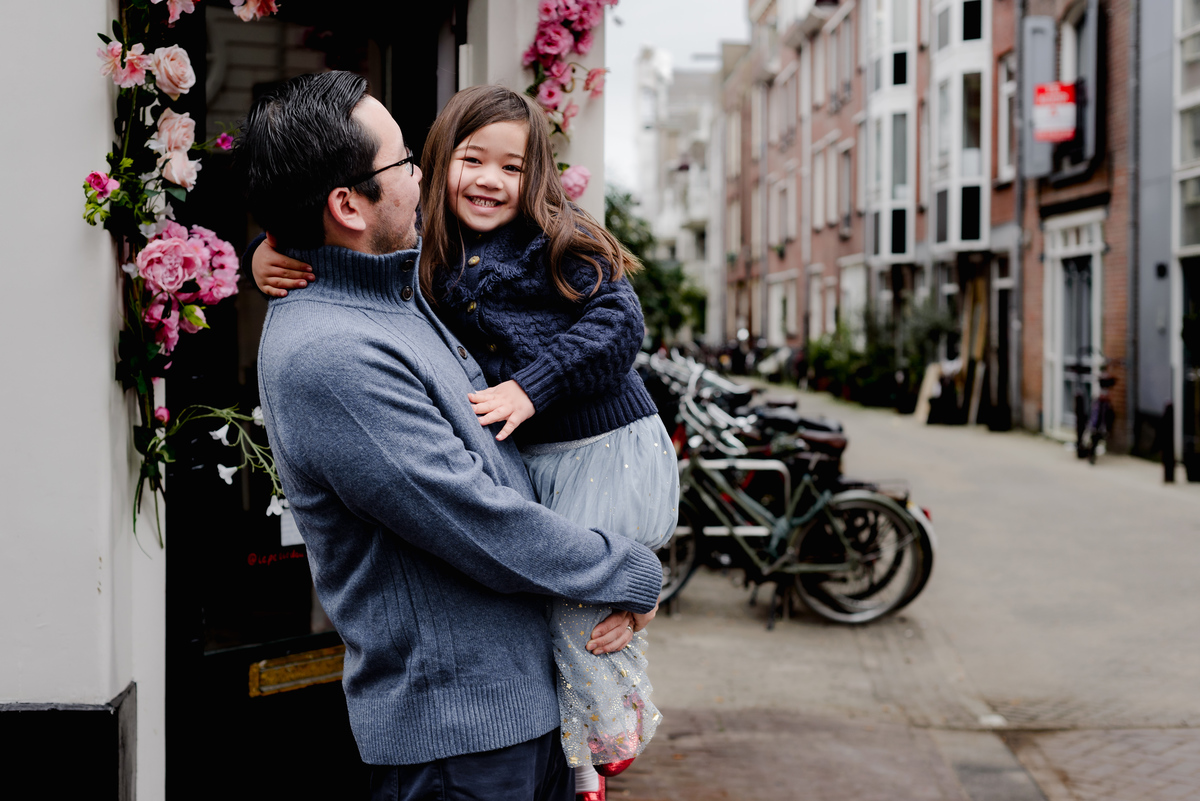 Flytographer session in Amsterdam for a family in Jordaan with tulips, canals, bridges, bikes. Vacation photographer in Amsterdam