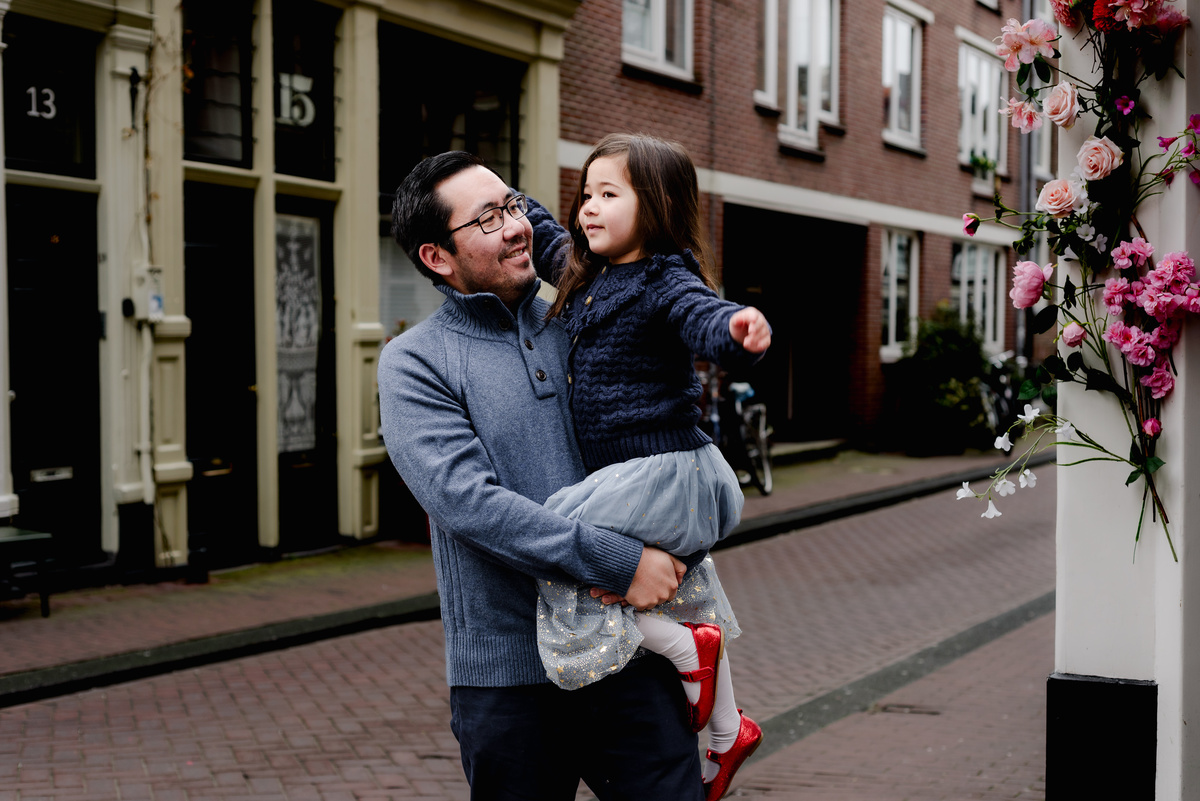 Flytographer session in Amsterdam for a family in Jordaan with tulips, canals, bridges, bikes. Vacation photographer in Amsterdam