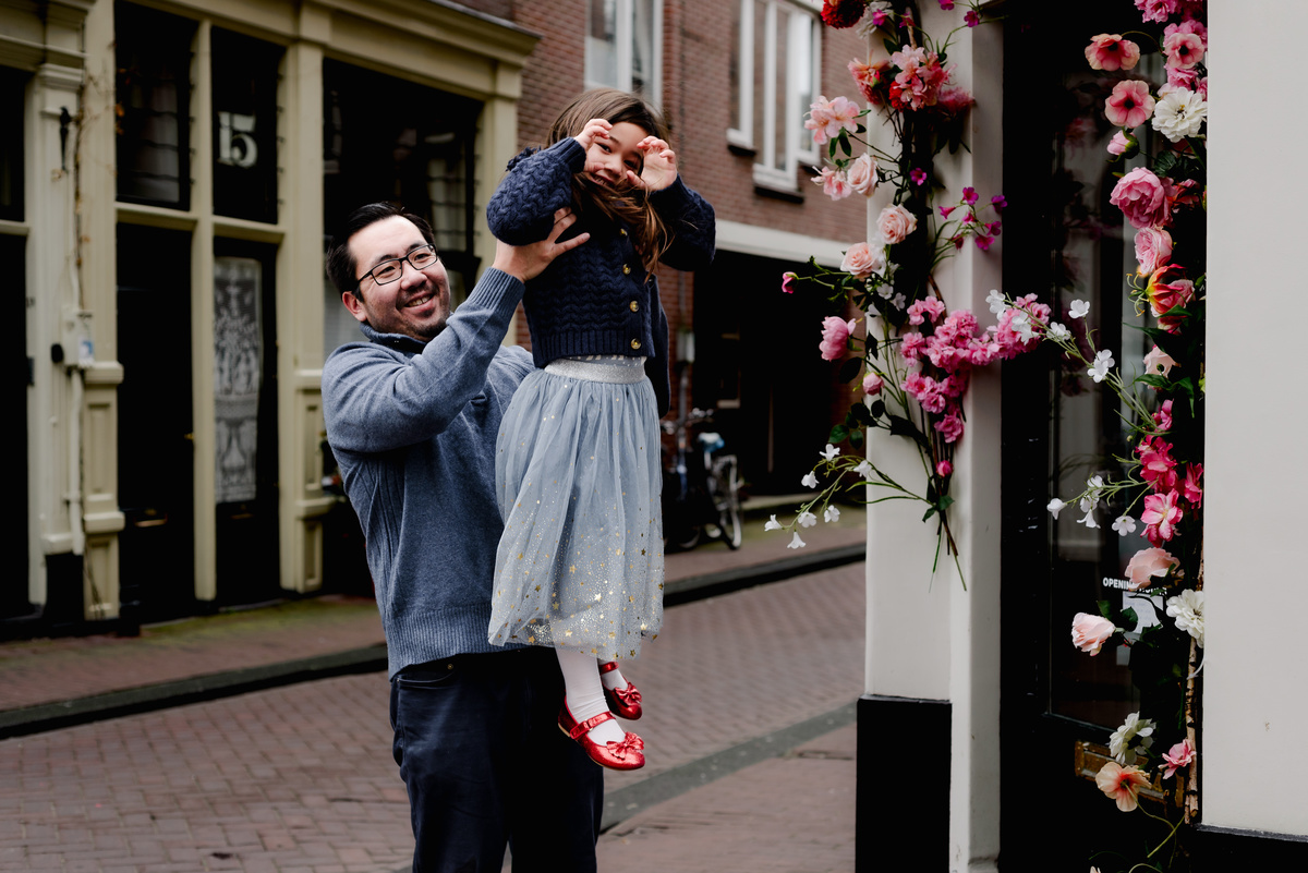 Flytographer session in Amsterdam for a family in Jordaan with tulips, canals, bridges, bikes. Vacation photographer in Amsterdam