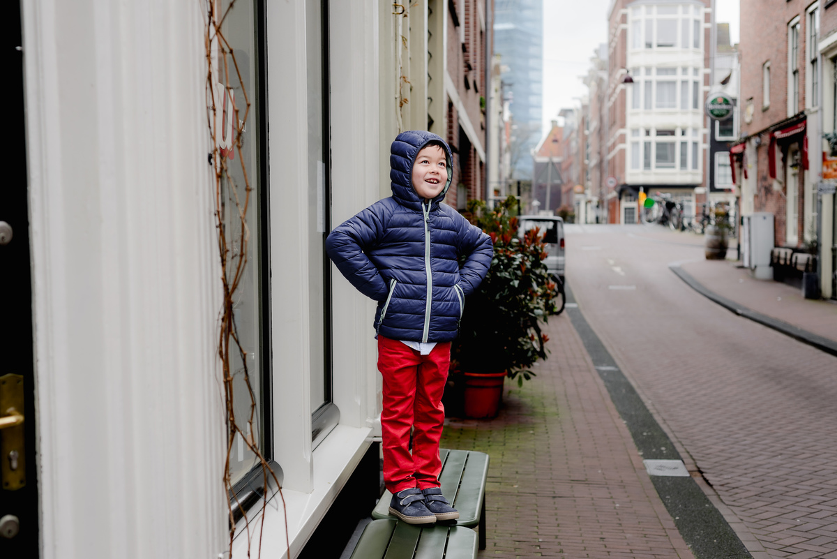 Flytographer session in Amsterdam for a family in Jordaan with tulips, canals, bridges, bikes. Vacation photographer in Amsterdam