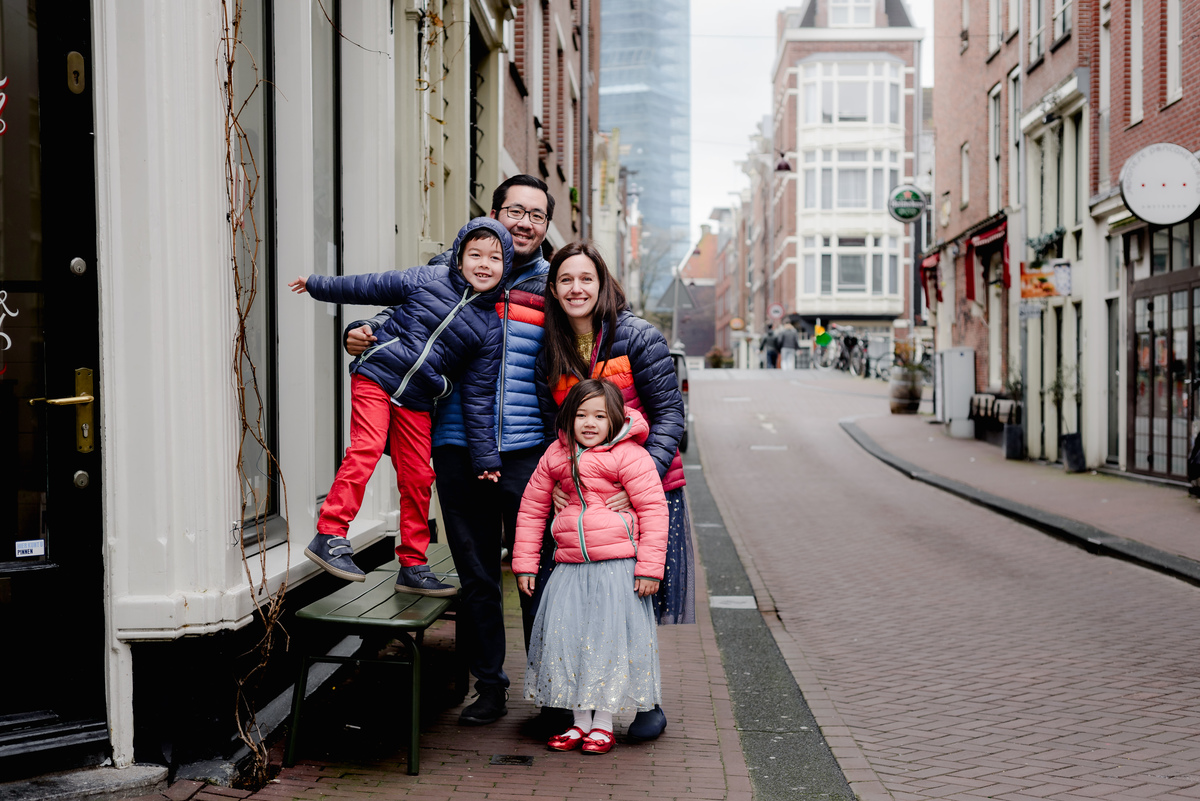 Flytographer session in Amsterdam for a family in Jordaan with tulips, canals, bridges, bikes. Vacation photographer in Amsterdam