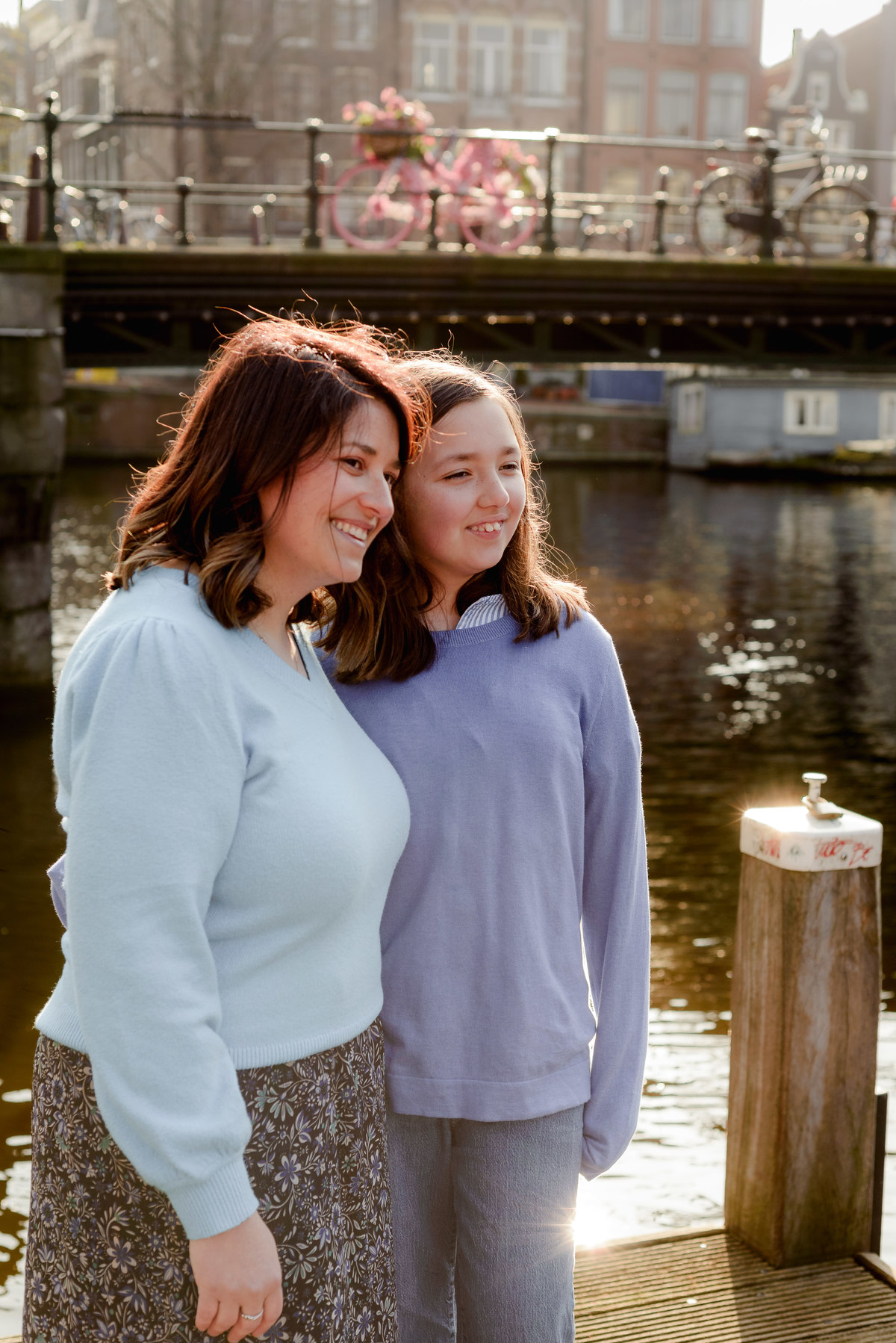 vacation photographer based in amsterdam capturing photos for families in holidays in the streets of amsterdam nears bridges, canals and bikes