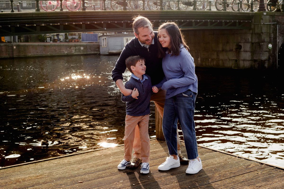 vacation photographer based in amsterdam capturing photos for families in holidays in the streets of amsterdam nears bridges, canals and bikes
