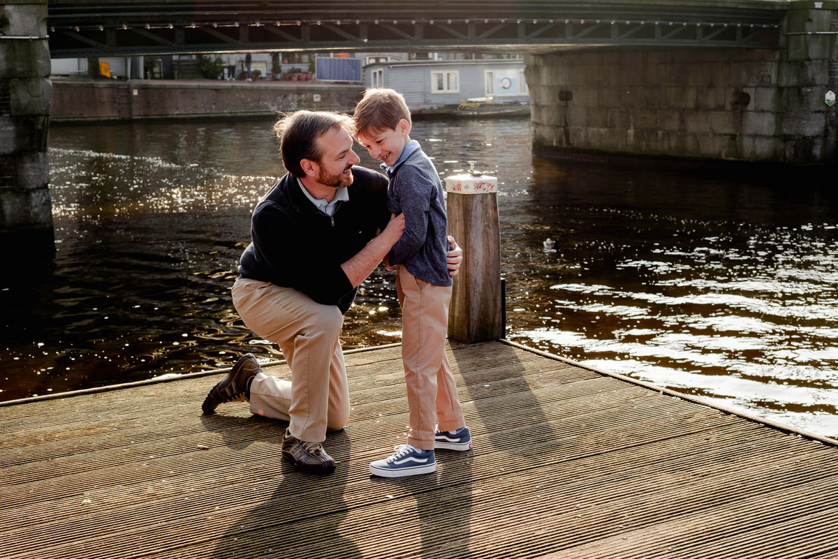 vacation photographer based in amsterdam capturing photos for families in holidays in the streets of amsterdam nears bridges, canals and bikes