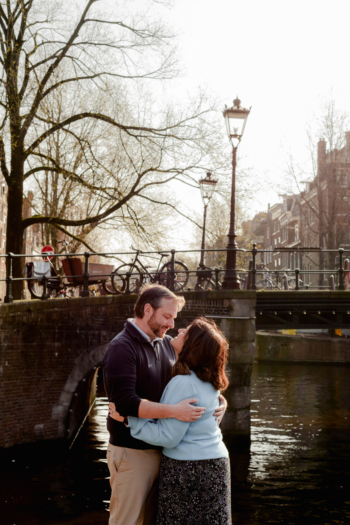 vacation photographer based in amsterdam capturing photos for families in holidays in the streets of amsterdam nears bridges, canals and bikes