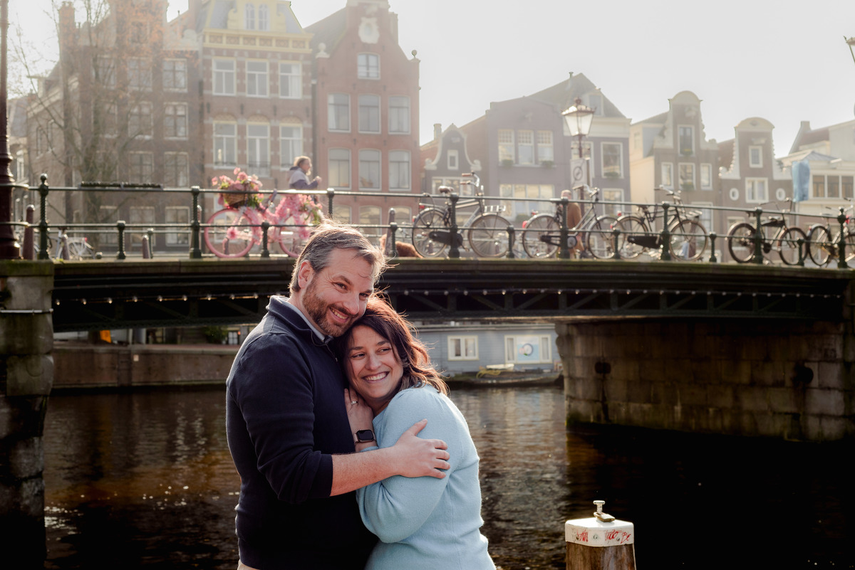 vacation photographer based in amsterdam capturing photos for families in holidays in the streets of amsterdam nears bridges, canals and bikes