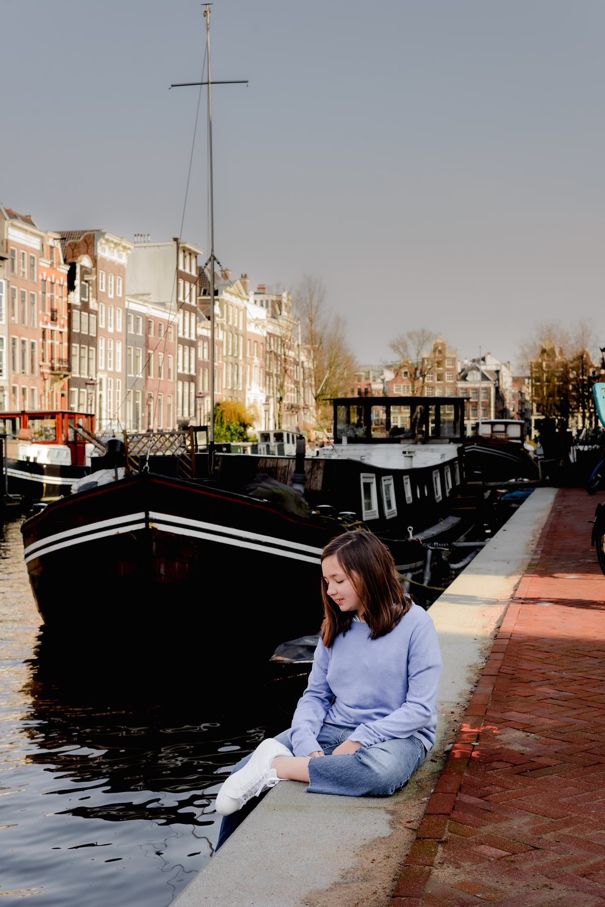 vacation photographer based in amsterdam capturing photos for families in holidays in the streets of amsterdam nears bridges, canals and bikes