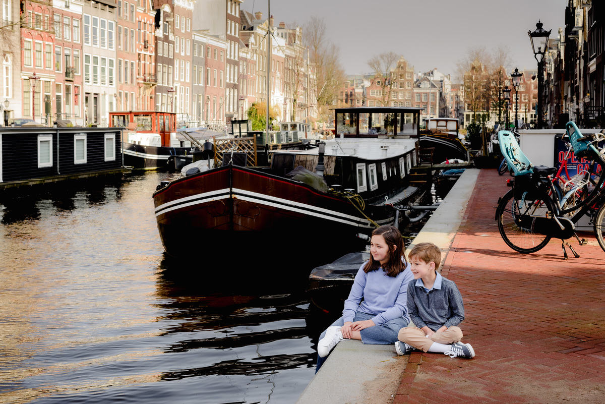 vacation photographer based in amsterdam capturing photos for families in holidays in the streets of amsterdam nears bridges, canals and bikes
