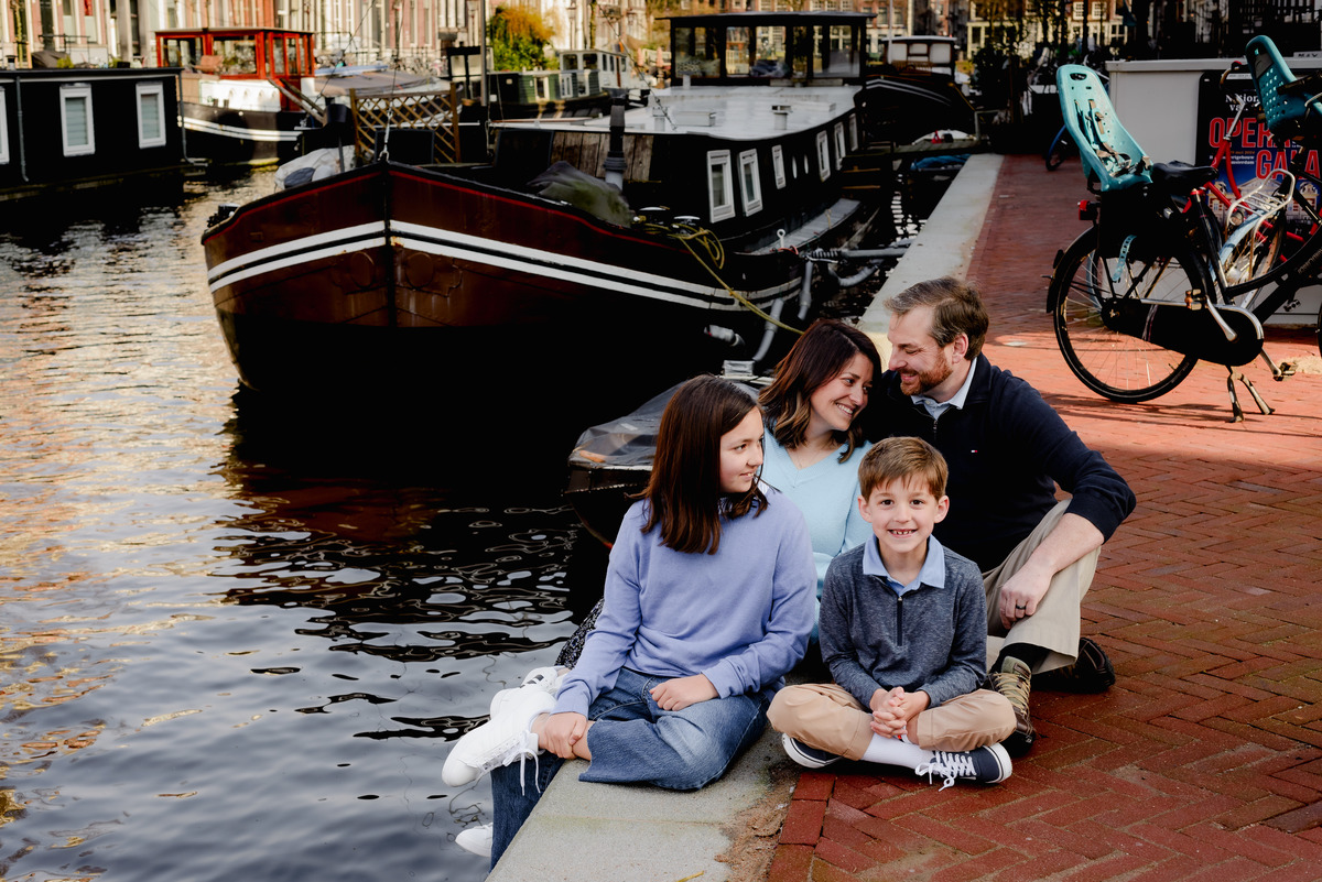 vacation photographer based in amsterdam capturing photos for families in holidays in the streets of amsterdam nears bridges, canals and bikes