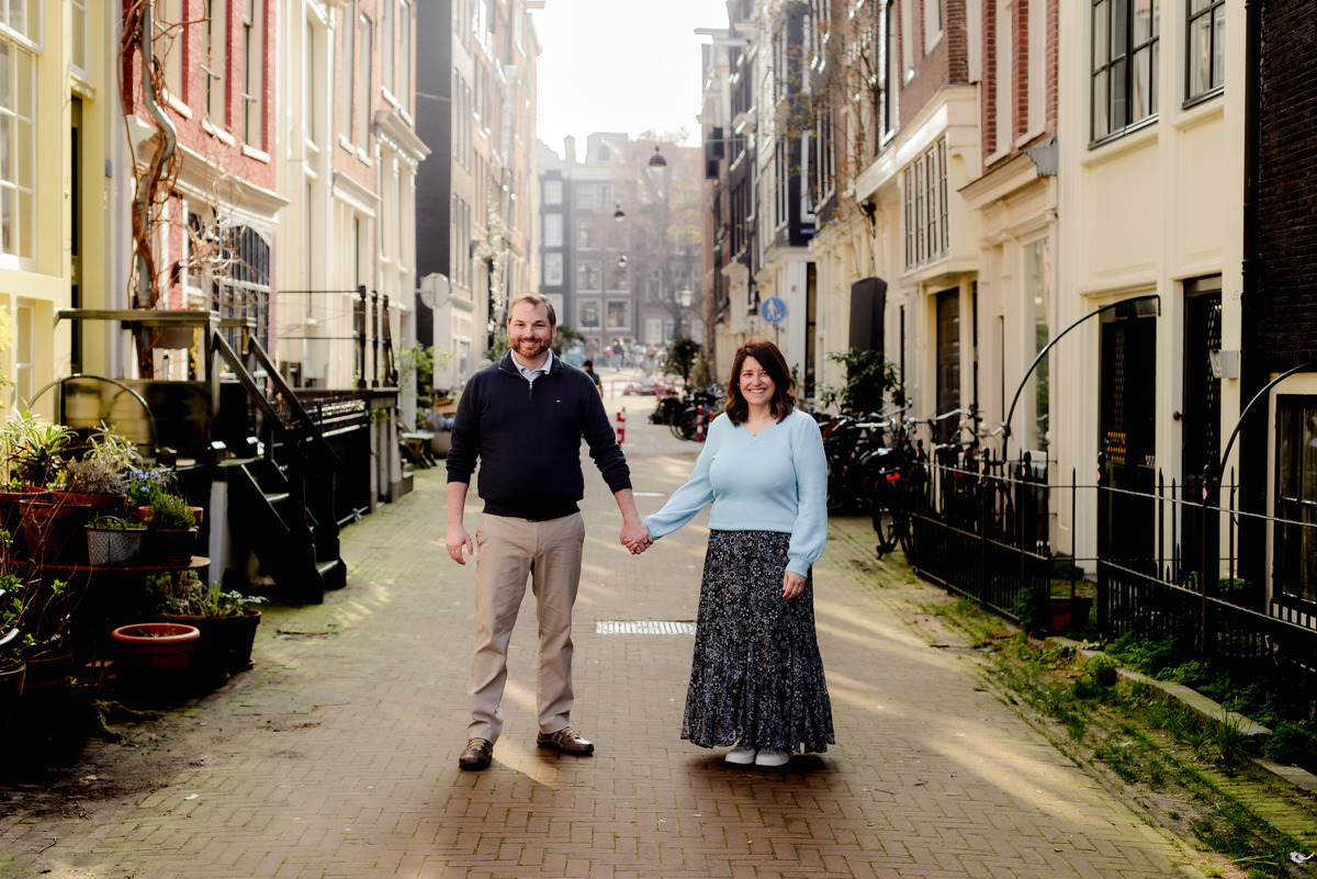 vacation photographer based in amsterdam capturing photos for families in holidays in the streets of amsterdam nears bridges, canals and bikes