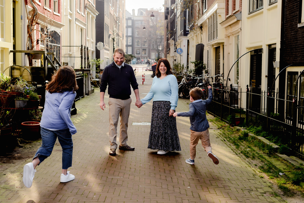 vacation photographer based in amsterdam capturing photos for families in holidays in the streets of amsterdam nears bridges, canals and bikes