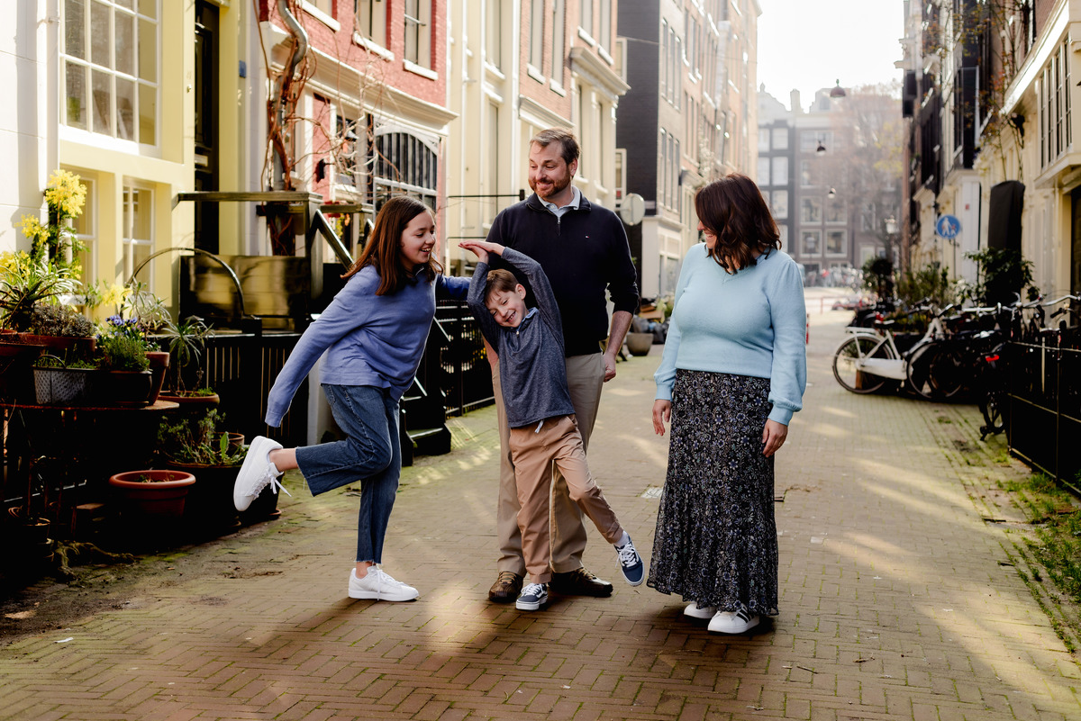 vacation photographer based in amsterdam capturing photos for families in holidays in the streets of amsterdam nears bridges, canals and bikes