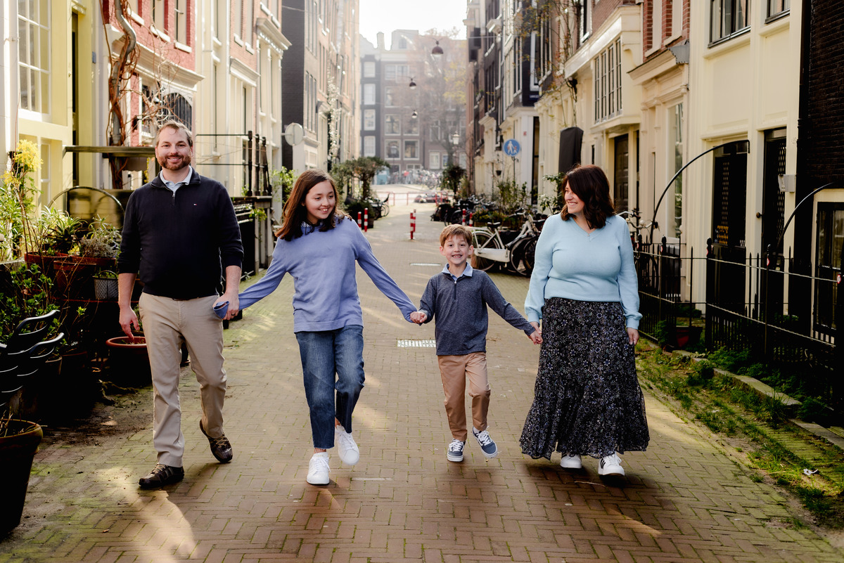 vacation photographer based in amsterdam capturing photos for families in holidays in the streets of amsterdam nears bridges, canals and bikes