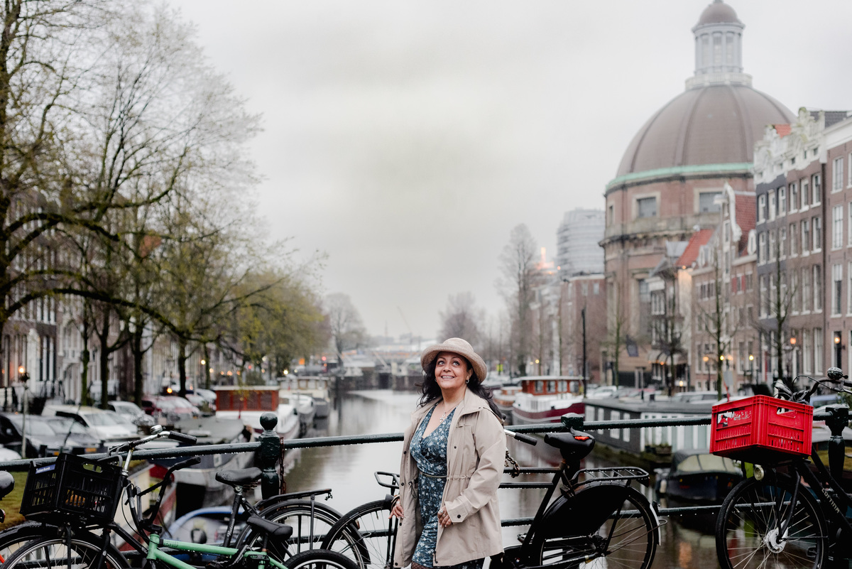 Vacation photographer in Amsterdam making a photo session of a travel agent in the canals and bridges of the city center of Amsterdam. This was a branding photo session made for Flytographer