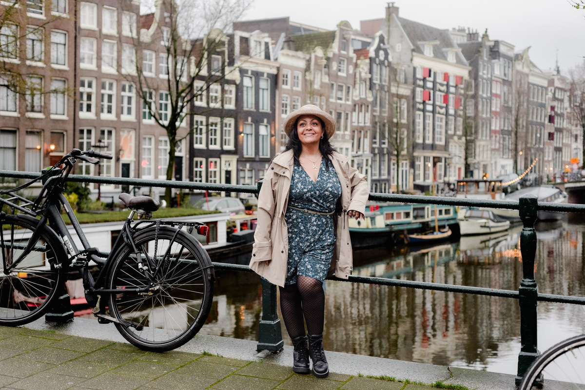 Vacation photographer in Amsterdam making a photo session of a travel agent in the canals and bridges of the city center of Amsterdam. This was a branding photo session made for Flytographer