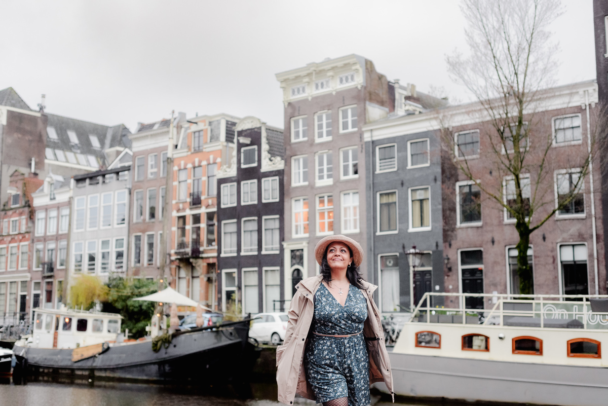 Vacation photographer in Amsterdam making a photo session of a travel agent in the canals and bridges of the city center of Amsterdam. This was a branding photo session made for Flytographer